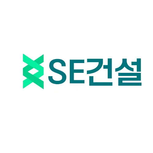 야간의 초고층 통신탑. 격자 조명이 켜진 본체 위로 붉은 안테나가 솟아 있다.